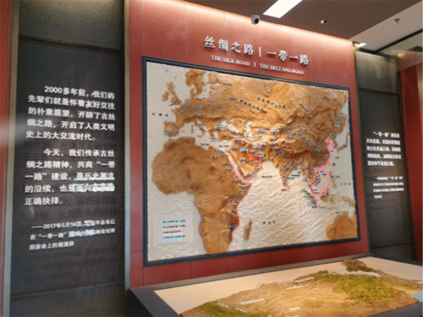 宣絨布加極窄型材展板，亞克力立體字